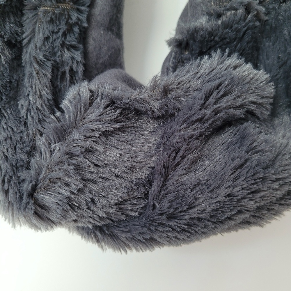 JUNCTURE Faux‎ Fur Grey Muffler Circle Infinity Scarf NWT - Picture 4 of 10